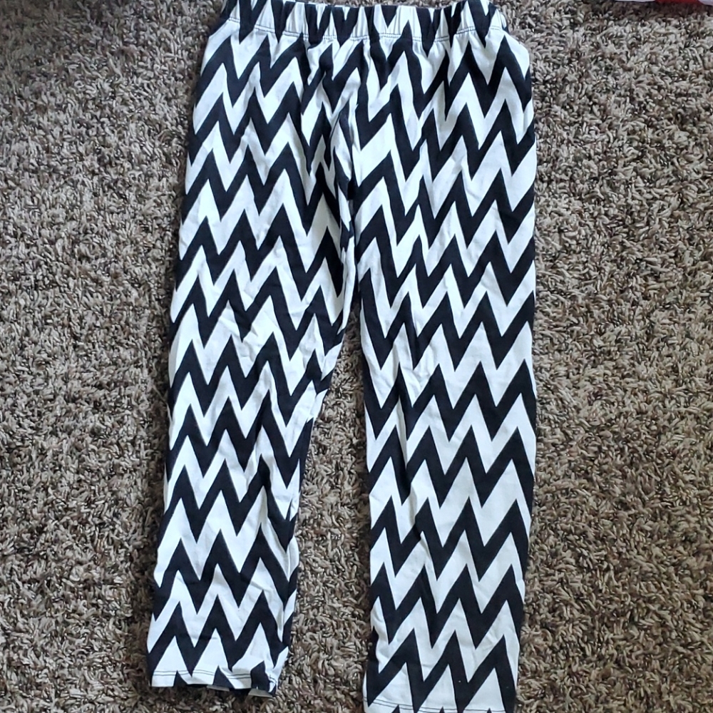 No Boundaries Chevron Stripe Capri Elastic Waist Leggings